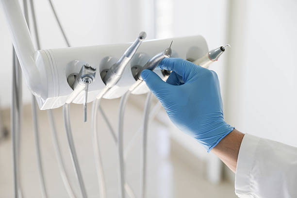 Professional Emergency Dentist technician working in César Chávez, TX